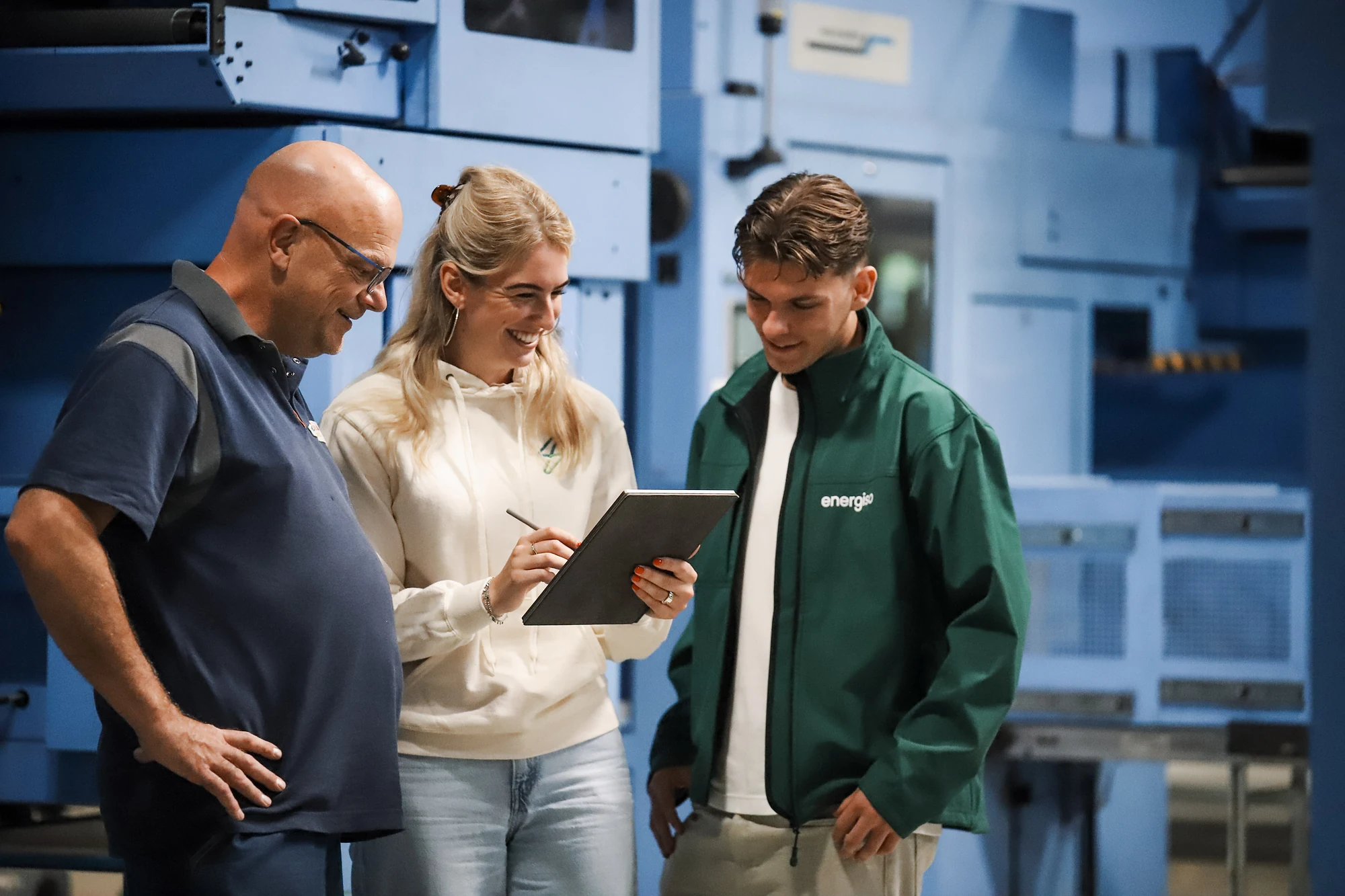 Het plan doornemen op een tablet met de technicus van de locatie