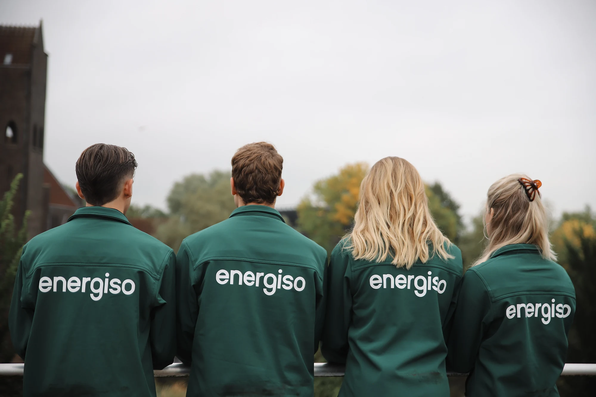 Het team van Energiso van achteren, in hun groene jassen