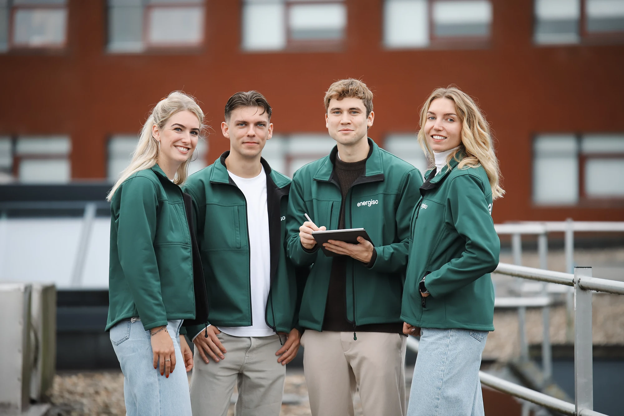 Het team van Energiso boven op het dak