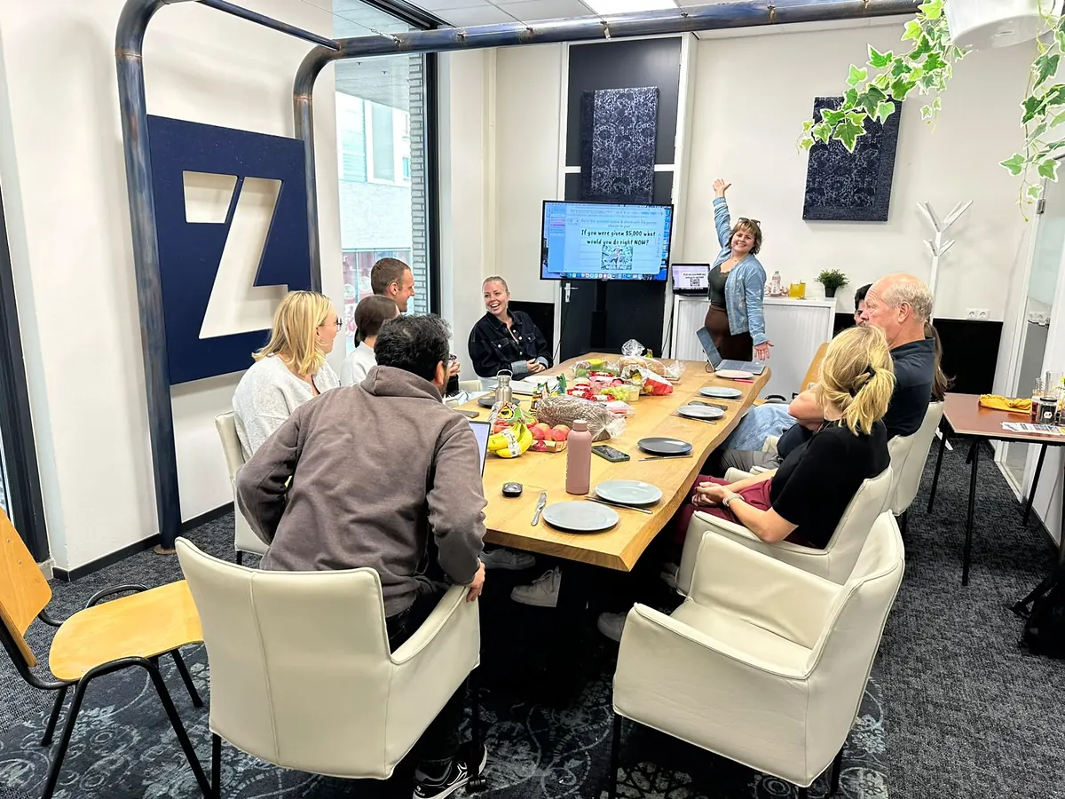 Leden rond de tafel tijdens een Lunch and Learn